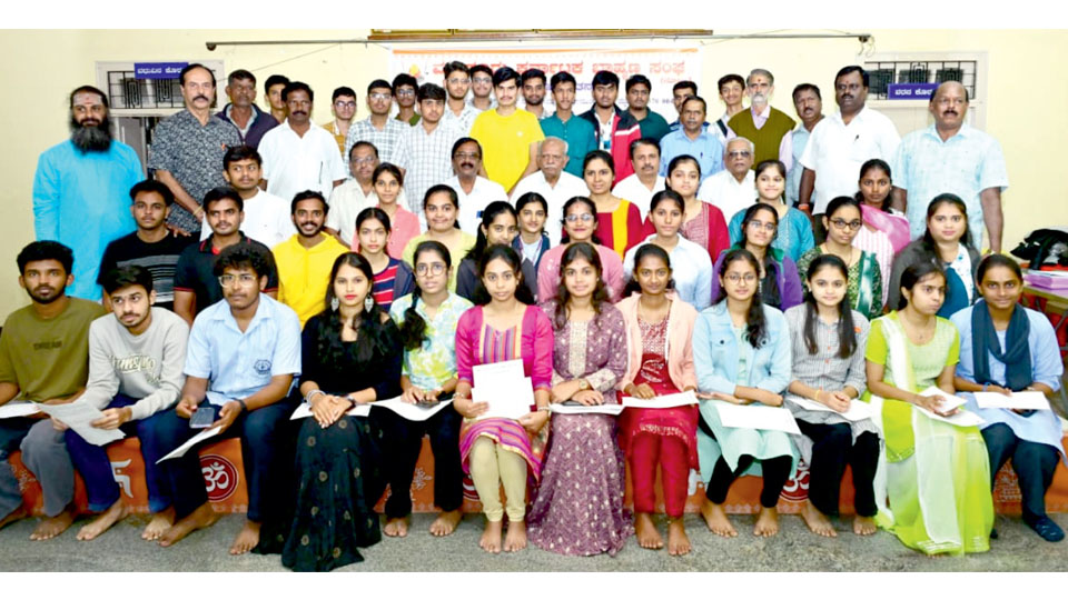 Muguru Sangha distributes scholarship