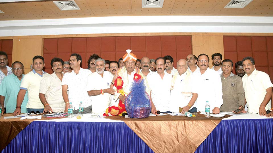 KFCC felicitates film producer Sandesh Nagaraj on his 80th birthday