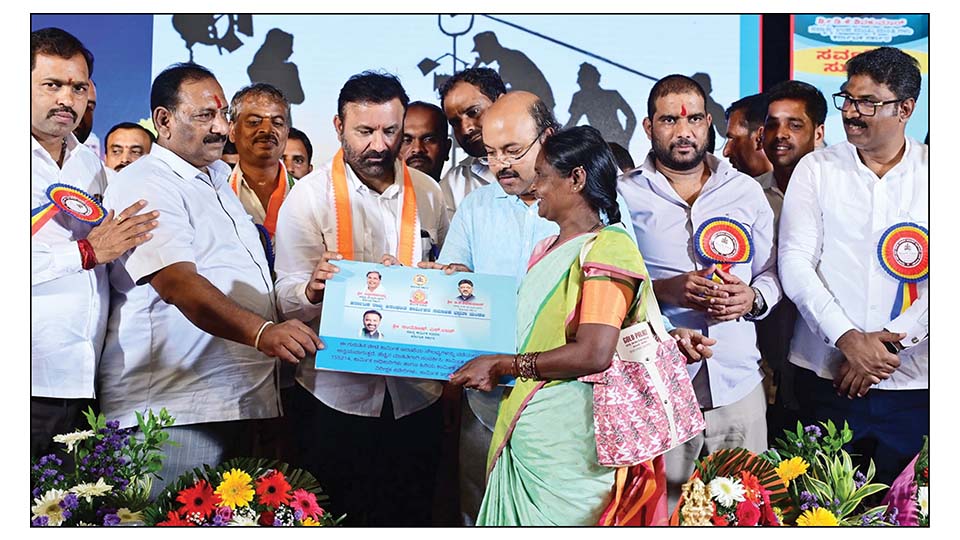 ‘Impose additional cess on petrol, diesel for welfare of unorganised sector’