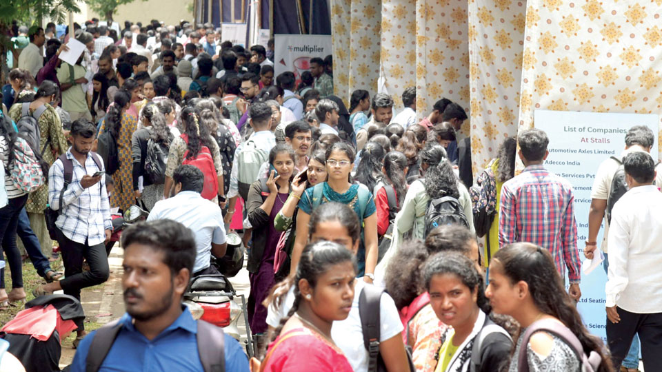 Thousands take part in Udyoga Mela at KSOU