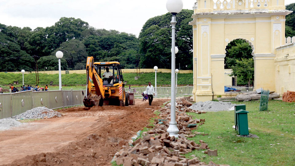 Dasara works on at Palace