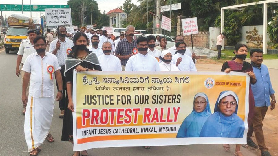 Arrest of nuns in Chhattisgarh: Catholic community takes out protest in Mysuru