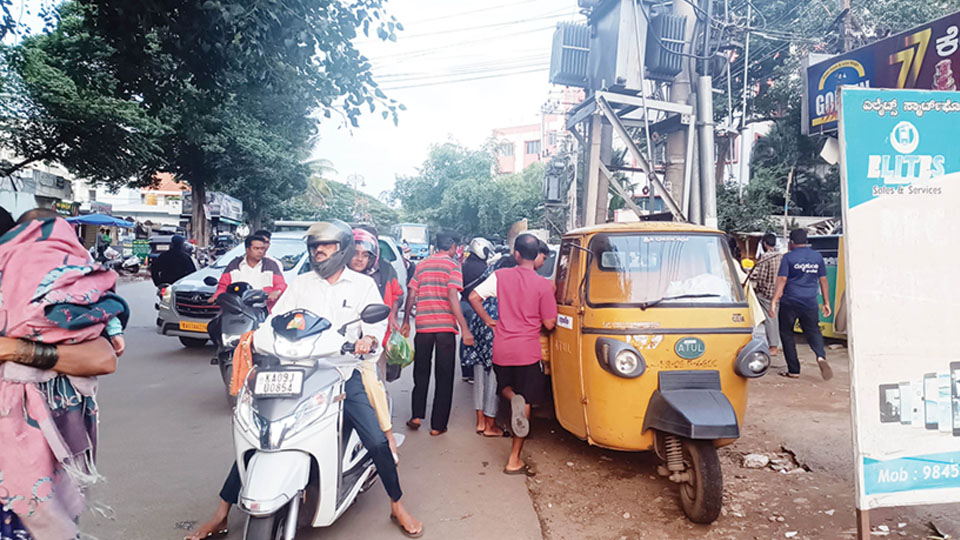 Unruly parking at chat, snack stalls chokes roads