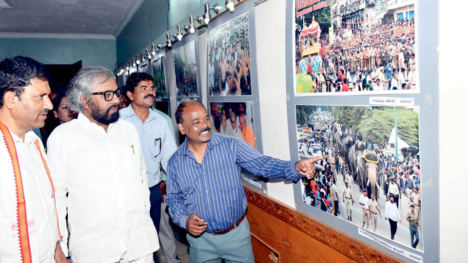Minister Eshwar Khandre visits Dasara Photo Exhibition