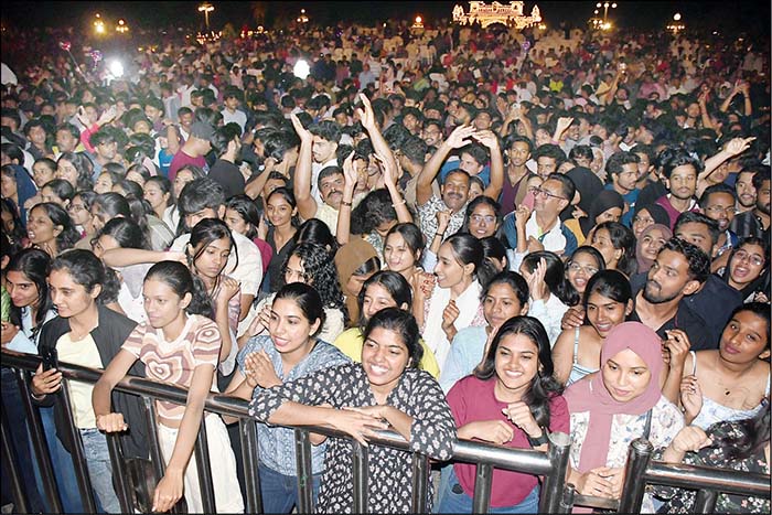 Kerala’s Thaikkudam Bridge performs at Palace