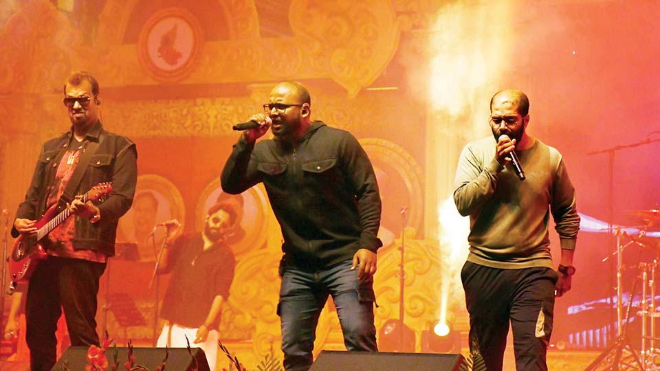 Kerala’s Thaikkudam Bridge performs at Palace