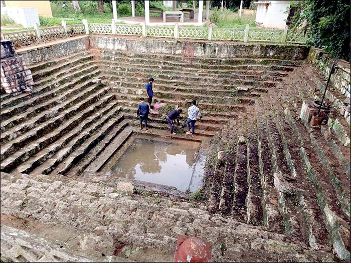 Yuva Brigade, NIE students clean Kalyani at Chamundi foothill