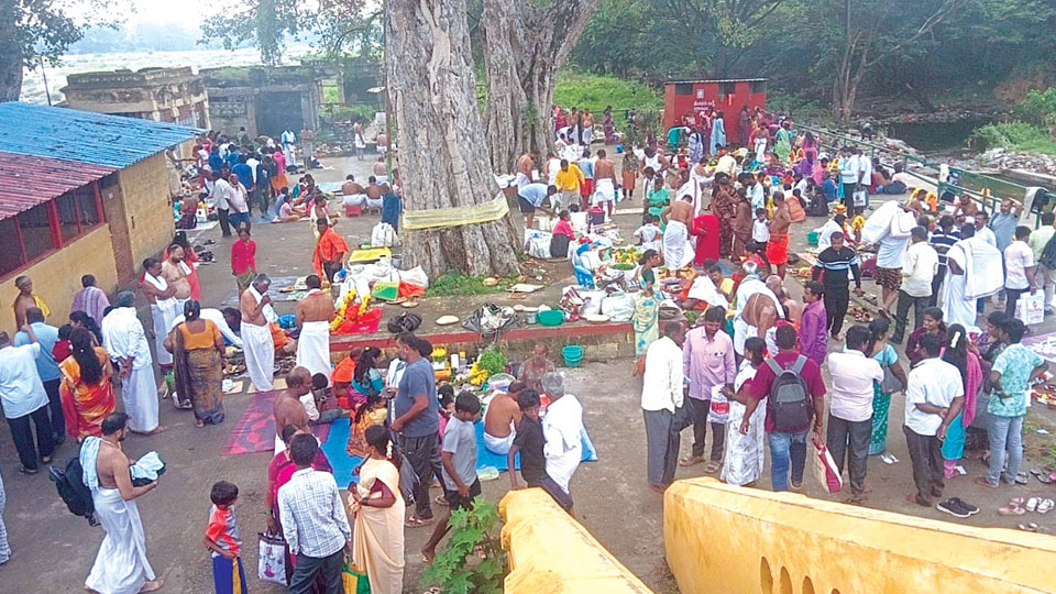 Thousands offer Pitru Tarpana at Srirangapatna