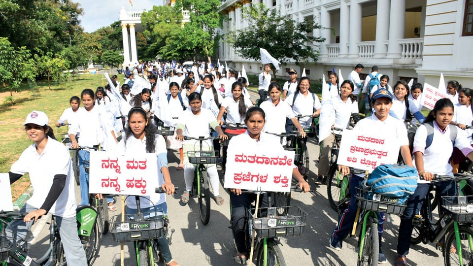 Cycle jatha marks Intl. Democracy Day