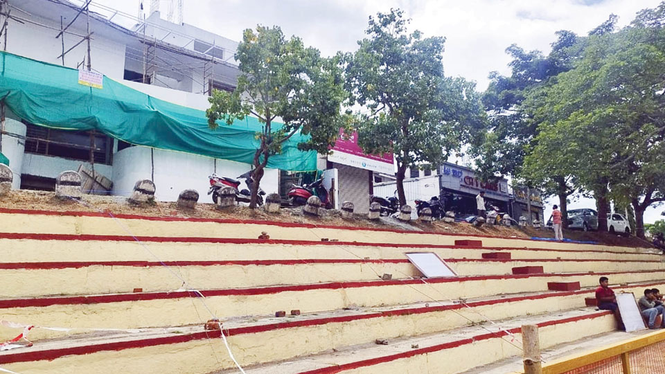 Race on for prime viewing spots along procession route