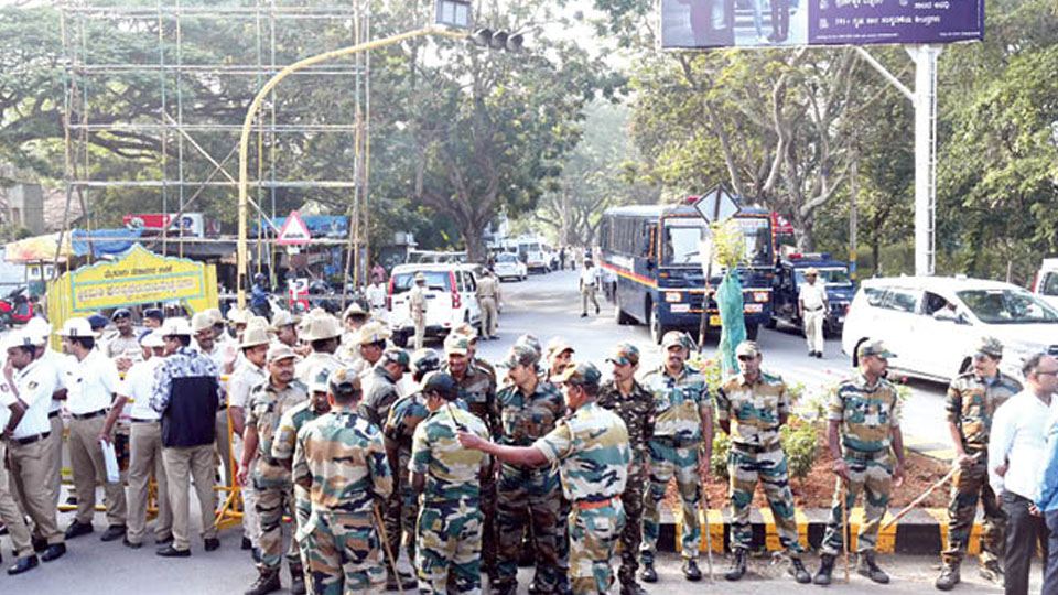 Row over Dasara inauguration atop Chamundi Hill: Tension at Kurubarahalli Circle as Cops halt protest, counter-protest