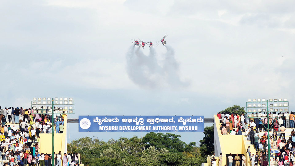 Sarang team captivates crowd with aerial displays