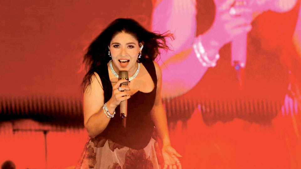 Sunidhi Chauhan sizzles on stage