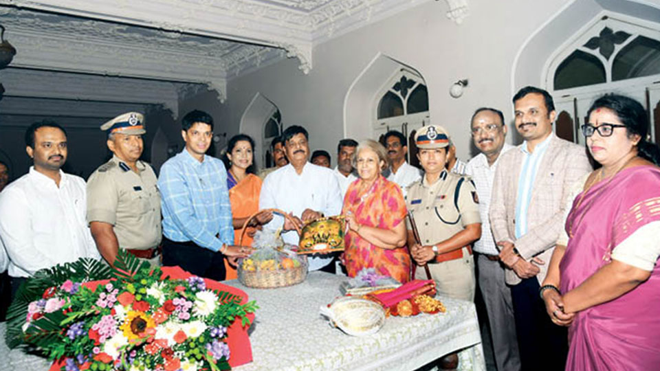 Dasara invitation extended to Pramoda Devi Wadiyar