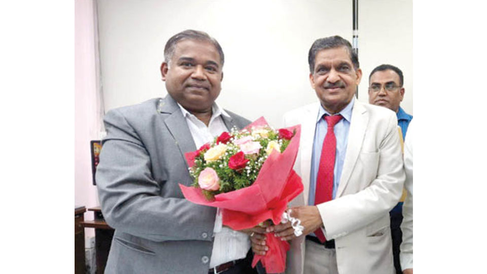 Dr. B. Dinesh takes charge as Director of Bengaluru Jayadeva Hospital