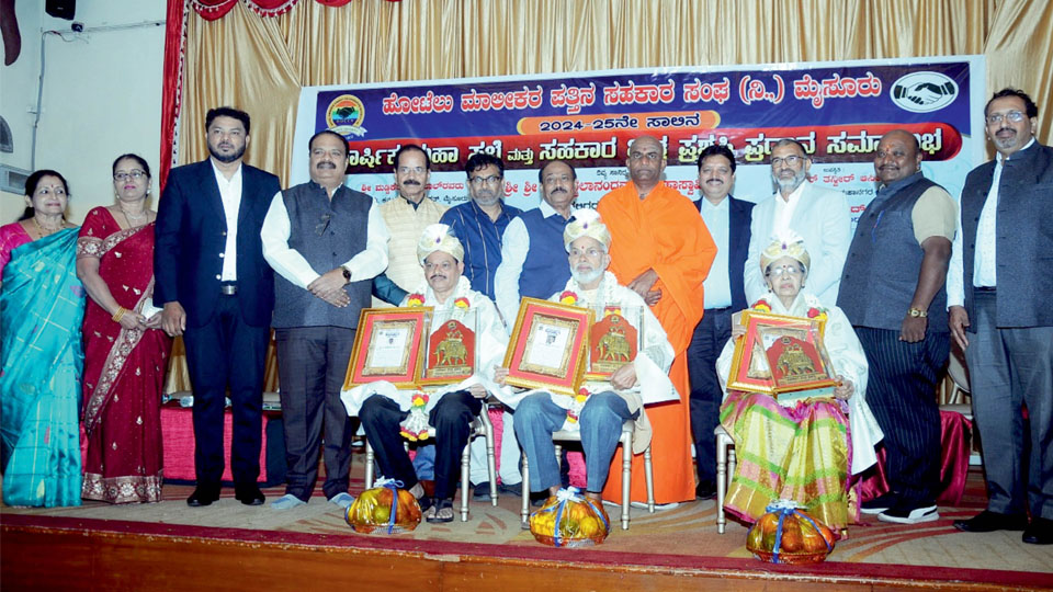 Hoteliers have a key role in success of Dasara: Seer