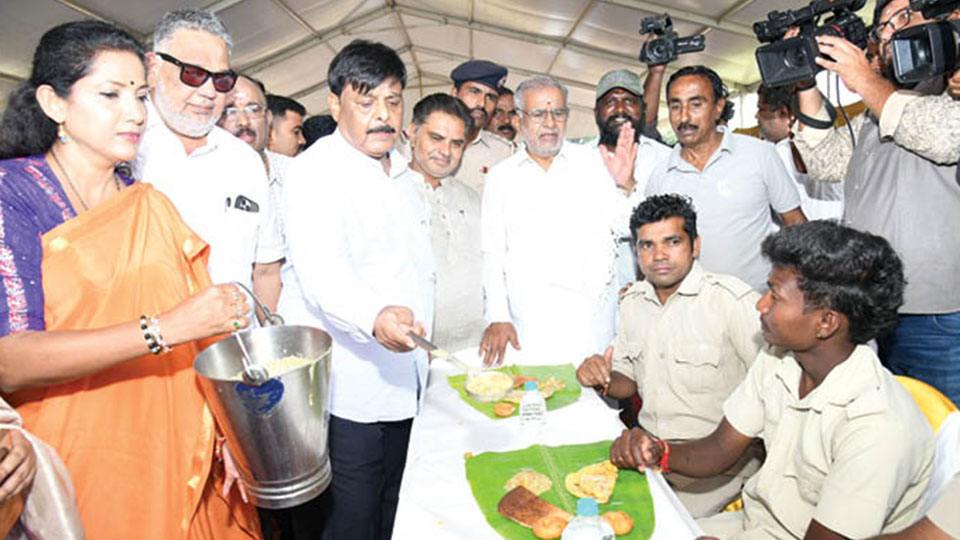 Sumptuous breakfast served for mahouts, kavadis, family members