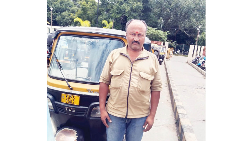 Honest auto driver returns Rs. 14,000 sent to him online by mistake