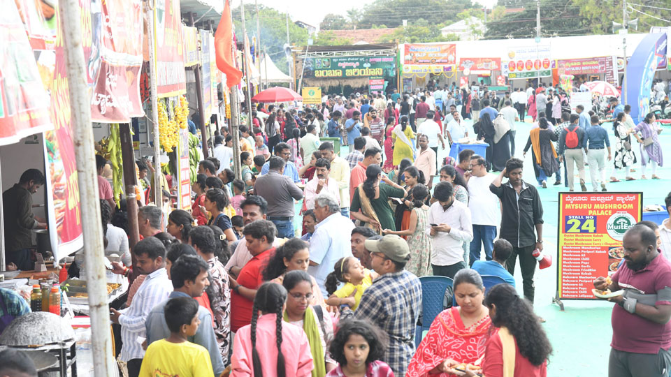 Food stalls eat into hotel business