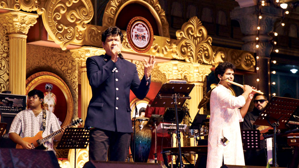 Vijay Prakash steals the show at Palace
