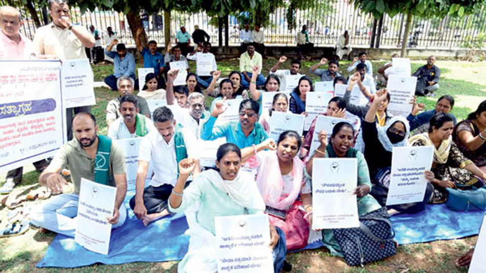 Guest lecturers stage demonstration against discrimination in appointment