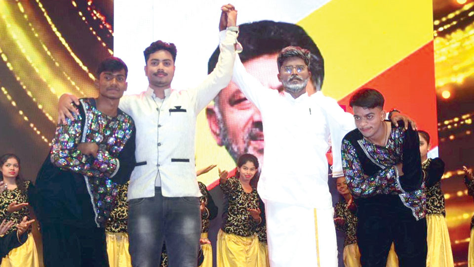 Dasara Yuva Sambhrama Day-8: Guarantee Schemes, Robot dance…