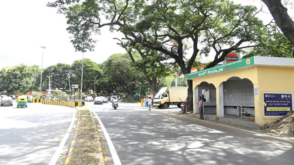 Bus shelter a cover to rename Dr. Rajkumar Circle: Raghu Kautilya