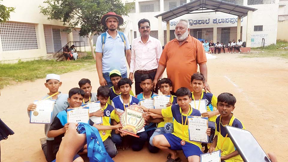 Al-Kareem boys win Badminton