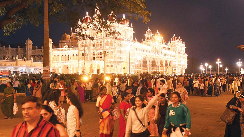 1.99 lakh visit Palace during Dasara
