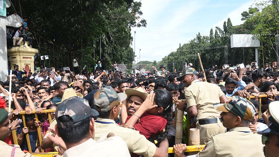 Youths push through crowds, but Police teams keep order