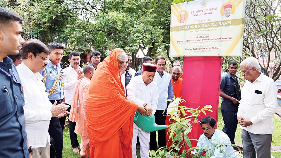 Governor visits Suttur Mutt, plants sapling