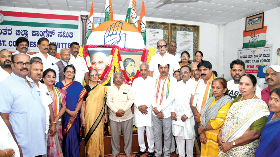 City Congress pays tribute to Indira Gandhi on death anniversary