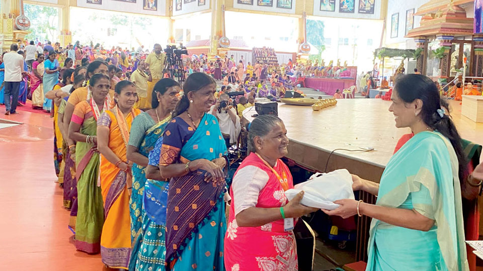 Union Minister Shobha Karandlaje visits Ganapathy Ashram