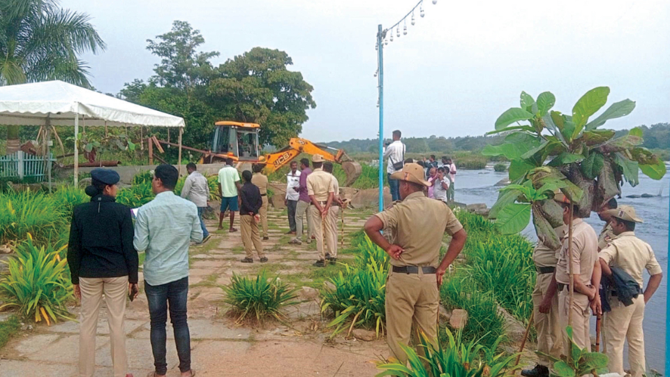 Upa Lokayukta’s instructions: Encroachments cleared along Cauvery river bank