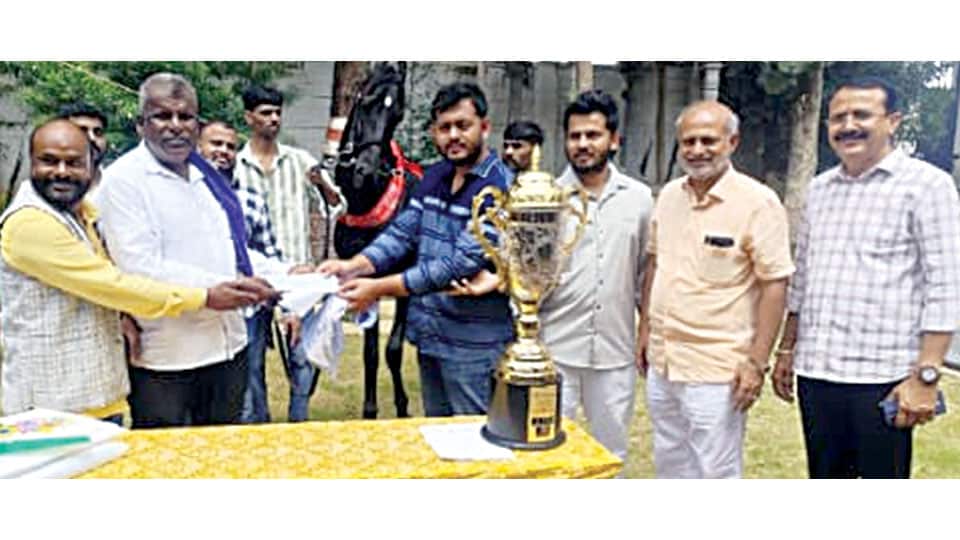 S.R. Mahesh hands over financial aid to minor rape victim’s kin