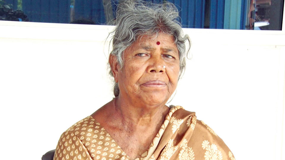 Youth snatches gold chain from elderly woman grazing goats