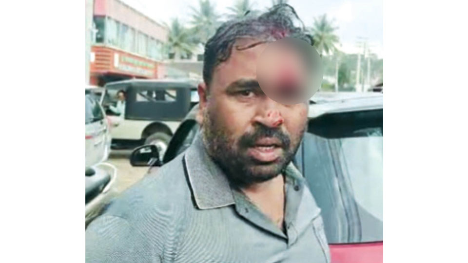 Kerala bizman robbed near Balugodu, Kodagu