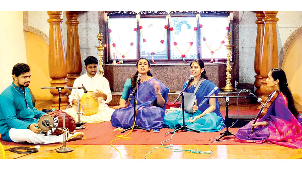 Vocal duet at Suttur Mutt in city