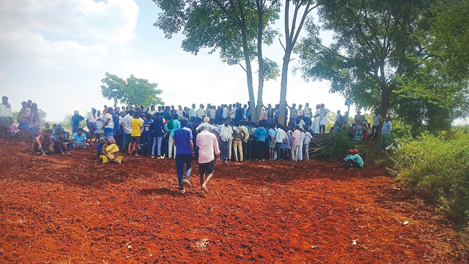 Mob vents anger on two RFOs, one Guard