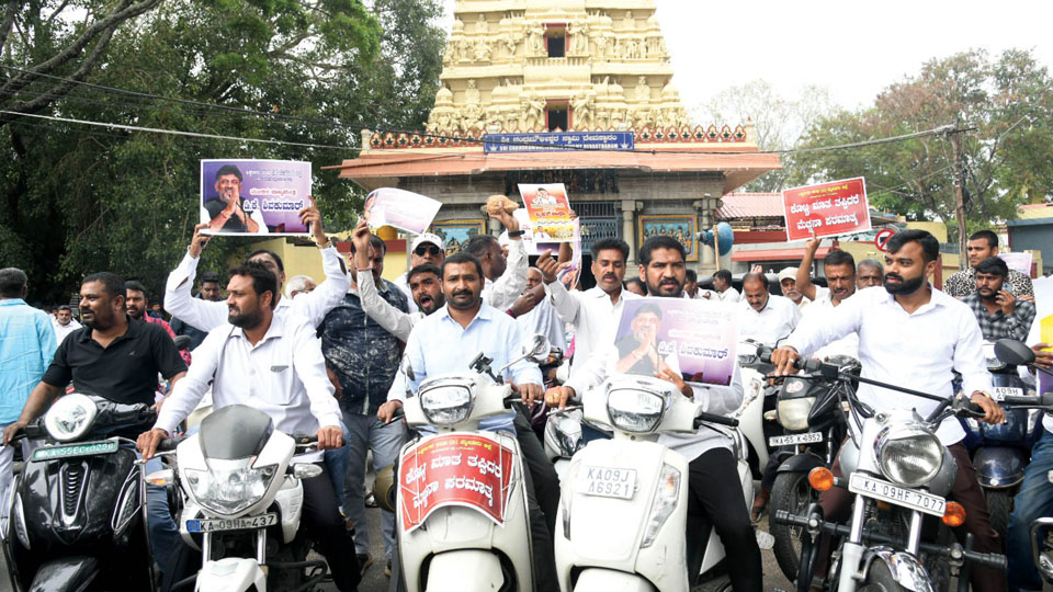 Vokkaligas take out mega bike rally in support of DKS