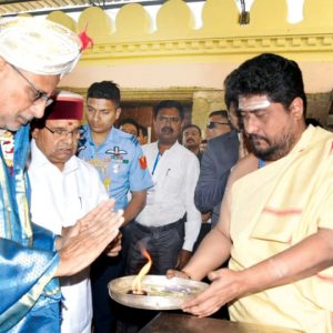 Radhakrishnan visits Melukote and Chamundi Hill Temples
