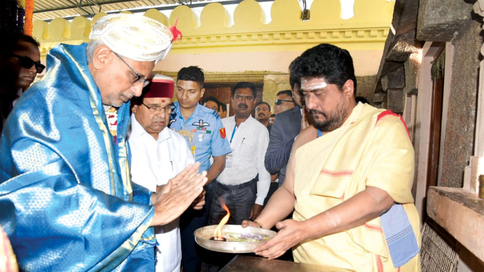 Radhakrishnan visits Melukote and Chamundi Hill Temples