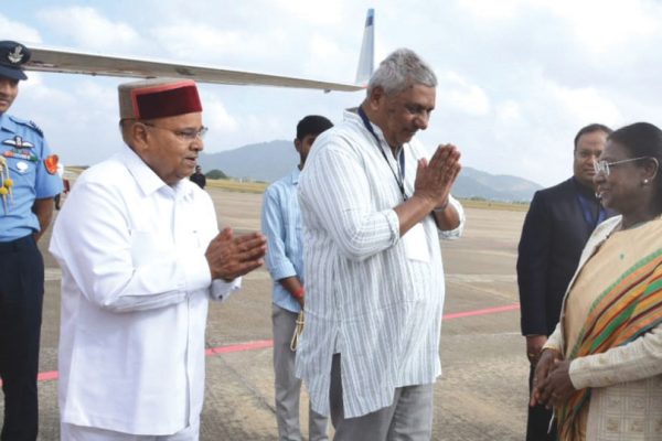 Dignitaries see-off President