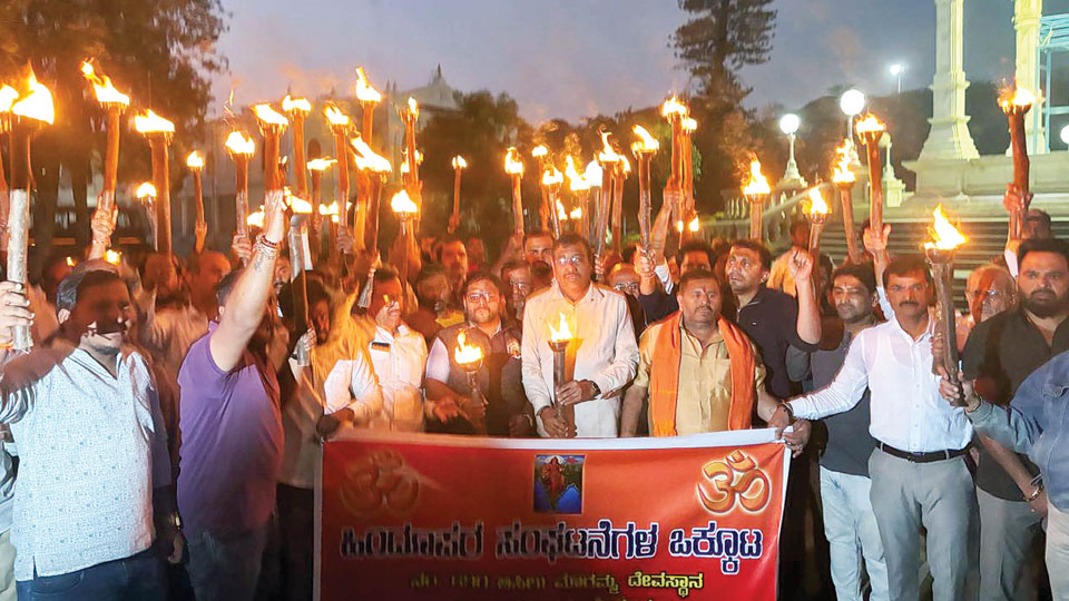 Killing of Hindus in Bangladesh: Hindu Organisations take out torchlight march in city