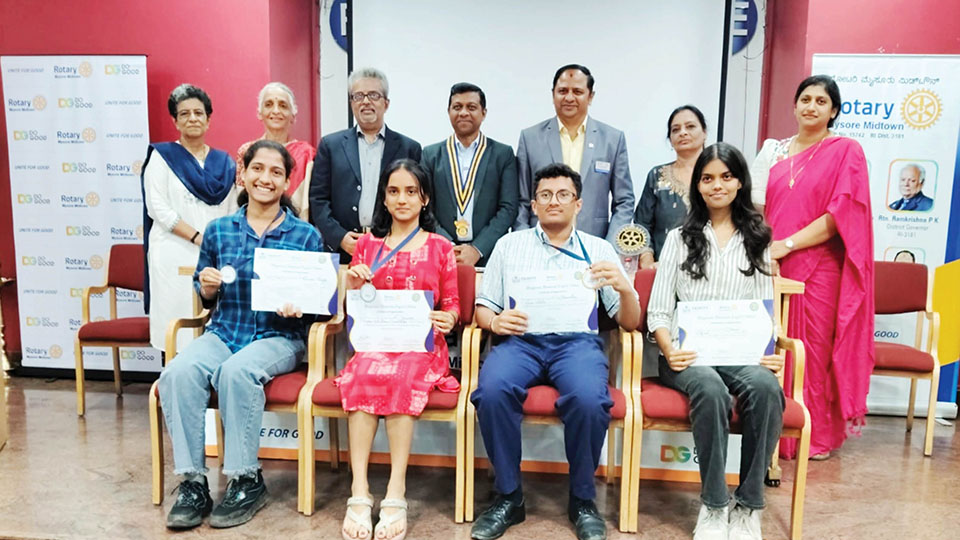 Prize winners of Bhagavan Memorial English Debate contest