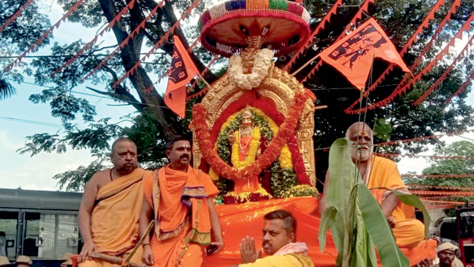 Hanuma maladharis take out Sankeerthana Yatra in Srirangapatna