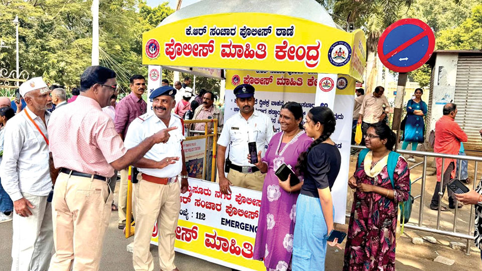 Police set up Information Kiosks at tourist spots in city