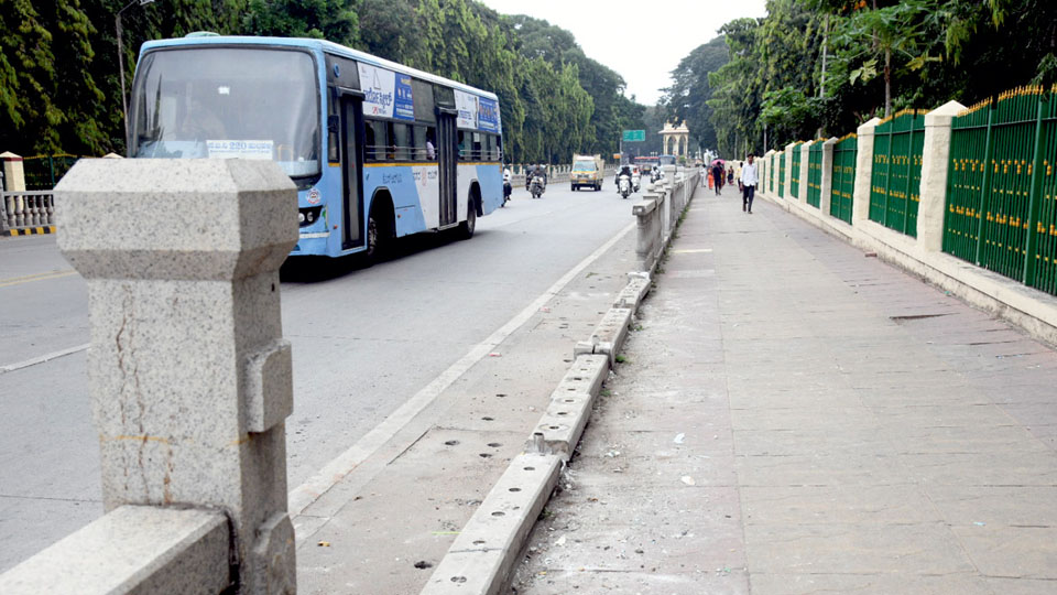 KSRTC bus damages stone balustrades on Raja Marga