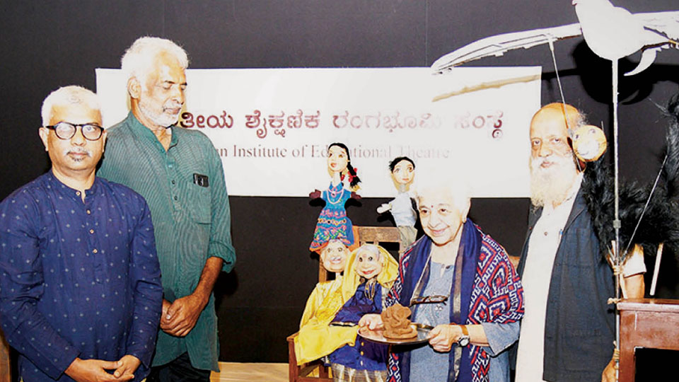 ‘Puppets can entertain audience in theatre’