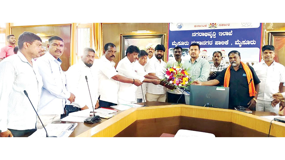 Pourakarmikas urge MCC Commr. to fulfil their pending demands